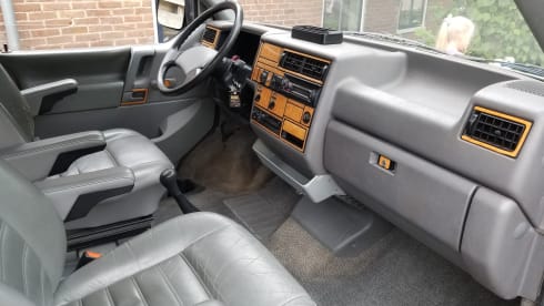 Dolly! – Go on an unforgettable road trip with this T4 Westfalia! KM-free!