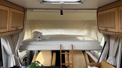 Discover freedom with our fresh Hymer B 584 – with bar layout, lifting bed 