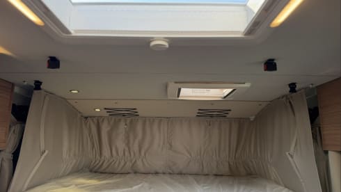 L119VP – Luxury modern 4-person Weinsberg integrated motorhome from 2026. Unlimited mileage!