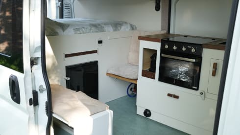 Zonnewijzer – Winter-Proof Off-Grid Campervan with Solar, Nespresso, Oven and more!