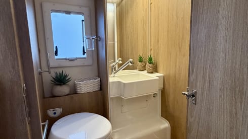 2023- 6 berth Roller Team 747