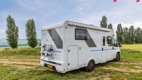 Mergelland – New (2024!) Luxury Sun Living camper 4 pers. + electric folding bike