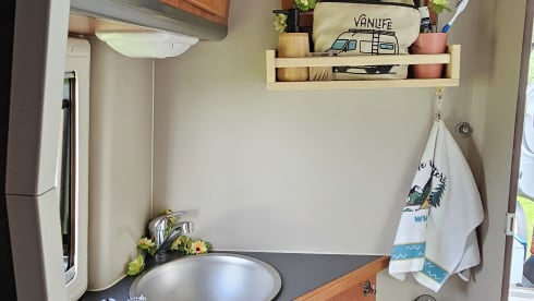 Avonturenbus – Cozy, fresh camper van, self-sufficient.
