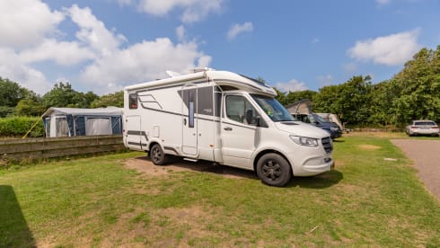 De luxe camper – 2 pers. Hymer Whiteline B600 with air conditioning semi-integrated from 2020
