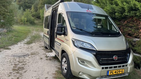 Very luxurious camper, 5.99 m, automatic, 2 length beds