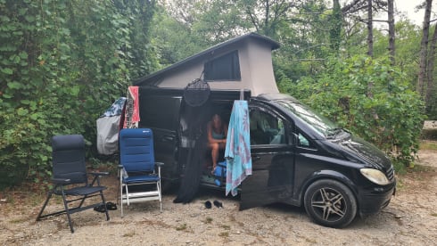 Black Viany – 2p Mercedes-Benz Viano campervan from 2010