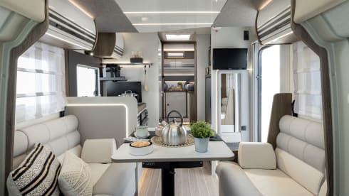 Blair – 2026 New Luxury Roller Team 4 berth off-grid Motorhome