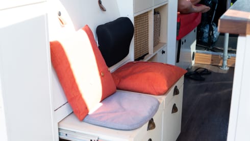 Eli – Luxuriöser autarker Camper – Warmwasser & Außendusche