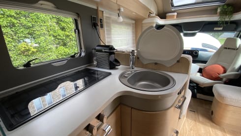 De luxe camper – 2 pers. Hymer Whiteline B600 with air conditioning semi-integrated from 2020