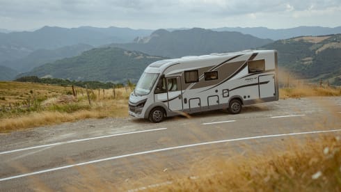 2026 4P McLouis 870+roof air conditioning, automatic 180 hp, bicycle rack, LPG, underfloor heating 