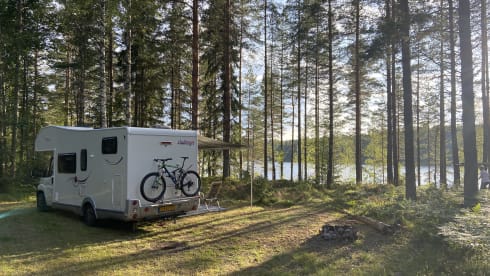 Beautiful 6-person camper, fully equipped, dogs allowed