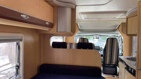 3p. Compact, complete and comfortable Sunroof Dethleffs semi-integrated.