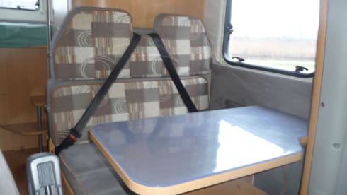 Nice compact camper for 4 people.