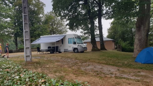 Aventura! – Spacious modern camper for family or (sports) events XL