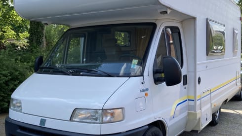 Little Miss Sunshine – Sunny spacious family camper with bed (6 persons)