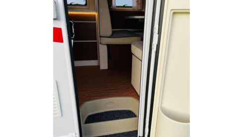 Koosje – Luxury Camper (5 persons) Lengthwise and lifting bed L-seat