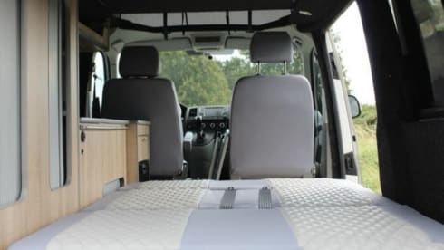VW T5, luxury Two-Tone from 2015, new installation, automatic, many extras