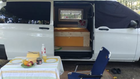 Zonnegeel – 3 person Mercedes-Benz bus from 2017