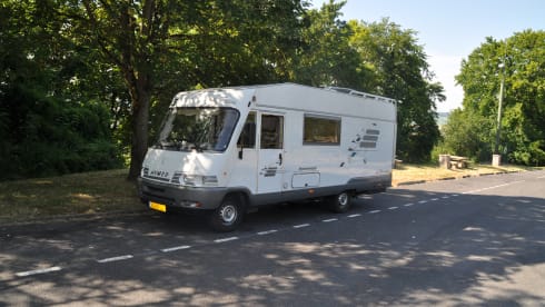 Spacious 4-5 person Hymer (very suitable for young families)