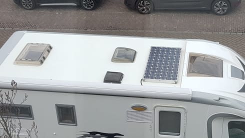 Very luxurious 2-3p Laika semi-integrated camper