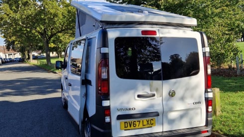 Bazza – 4 berth campervan with pop top roof