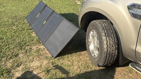 Avventuroso 4x4 con 2 tende da tetto: pronto per il campeggio selvaggio e i viaggi su strada