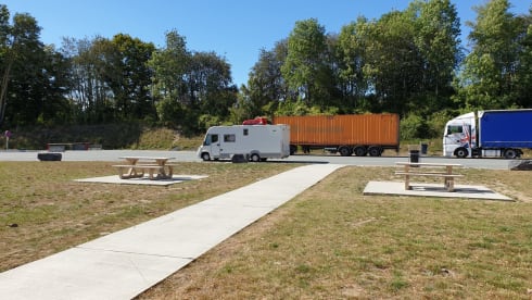 Aventura! – Spacious modern camper for family or (sports) events XL