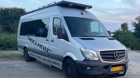 Beautifully spacious 2-4 person Bus camper Sprinter 2015
