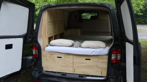 2p Volkswagen campervan uit 2013