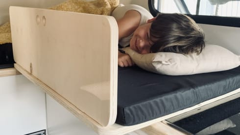 Karel – On an adventure in a great DIY bus camper