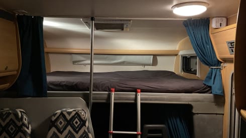 Lovely and practical Dethleffs camper for 2 to 5 people. 