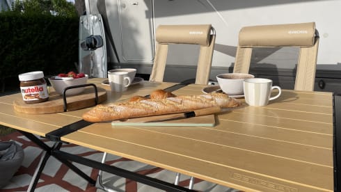 De Comfort Cruiser – Your Own Home on Wheels! Luxurious, Spacious and Reliable Hymer Alcove Camper
