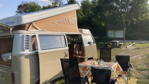 HIPPIECAMP – Retro Volkswagen camper with 4 sleeping places