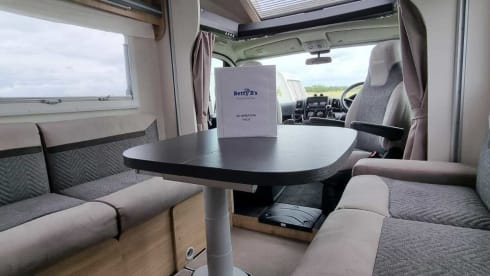 Betty Ann – Betty Ann est un camping-car automatique de luxe à 5 places et 6 couchettes,