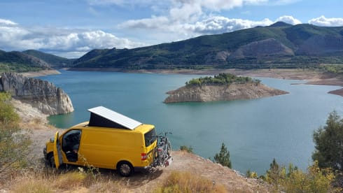 Het gele geluk 💛 – VW T5 yellow bus with modern interior