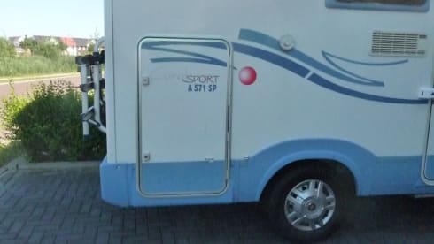 Nice compact camper for 4 people.