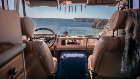 Selma – Unique army bus and off grid camper