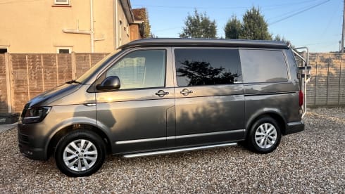 Claude – 4 berth Volkswagen campervan from 2015