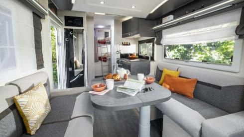 Betty Bob – Betty Bob is een luxe automatische camper met 5 zitplaatsen en 6 slaapplaatsen 