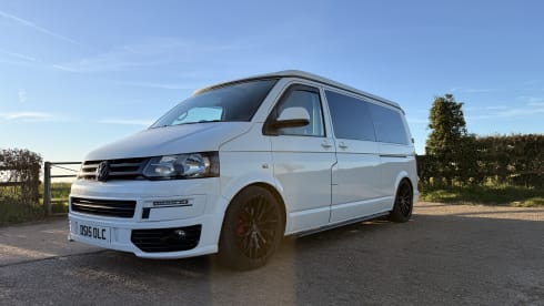 Bobby – Volkswagen campervan met 4 slaapplaatsen uit 2015
