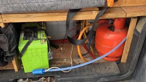 Betty – 2 berth Volkswagen campervan from 2000