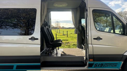 Bertus – Mercedes Sprinter 519CDI 3.0 V6 (191 hp) Automatic Bus Camper – B driving license –