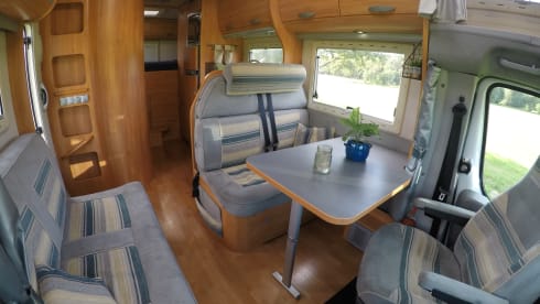 Gezellige en complete – 5-person Adria Mobil alcove > (electric) bicycles inside the garage