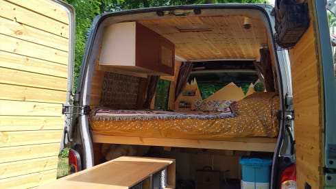 Fred – Cozy Bus Camper Automatic - Takes you everywhere, and back!