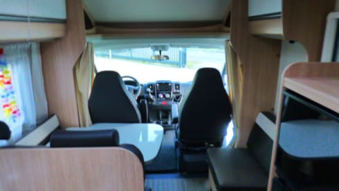 Corry – 5 person camper with electric lifting bed and length beds