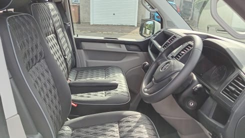 Wee Mags – Immaculate 4 berth 2017 VWT5 Camper