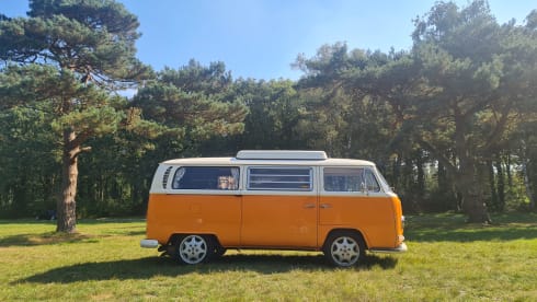 2p Volkswagen campervan uit 1969