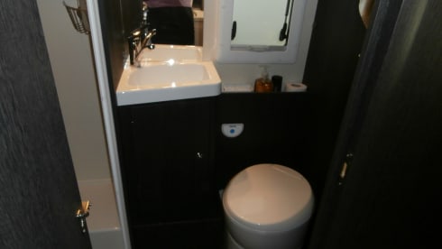 Luxe camper – Luxury automatic Ford 170 HP - With complete equipment for 4 people!