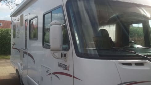 Let op!!! Prijs is inclusief dagverzekering goboony! – Beautiful camper for rent! With a fixed bed and fully furnished!