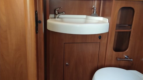 Very luxurious 2-3p Laika semi-integrated camper